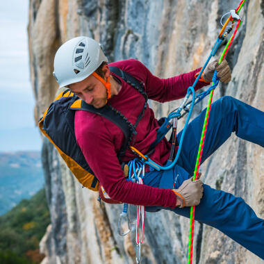 L'homme Escalade Une Haute Montagne De Danger Avec Une Corde