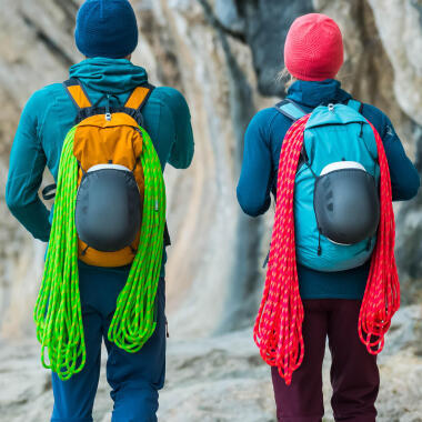 Cordas De Alpinistas E Empates Rápidos. Equipamento De Escalada