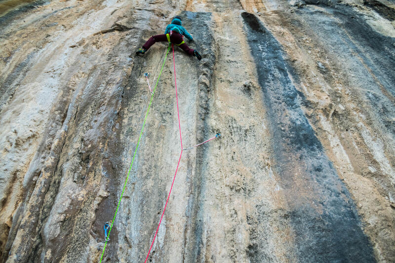 Drytooling – zimowa wspinaczka w rakach. Jaki sprzęt do drytoolingu?