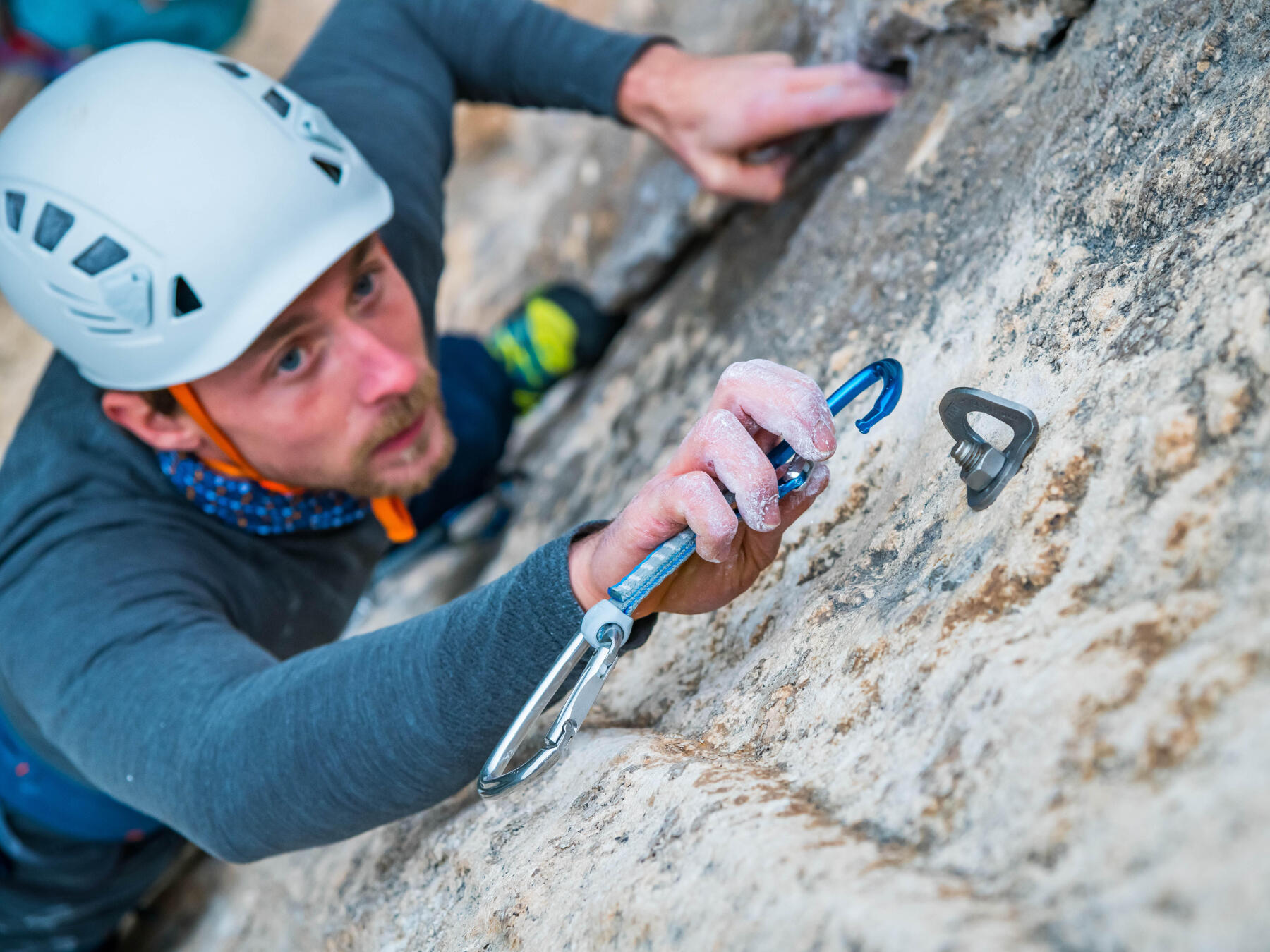 Cordas De Alpinistas E Empates Rápidos. Equipamento De Escalada