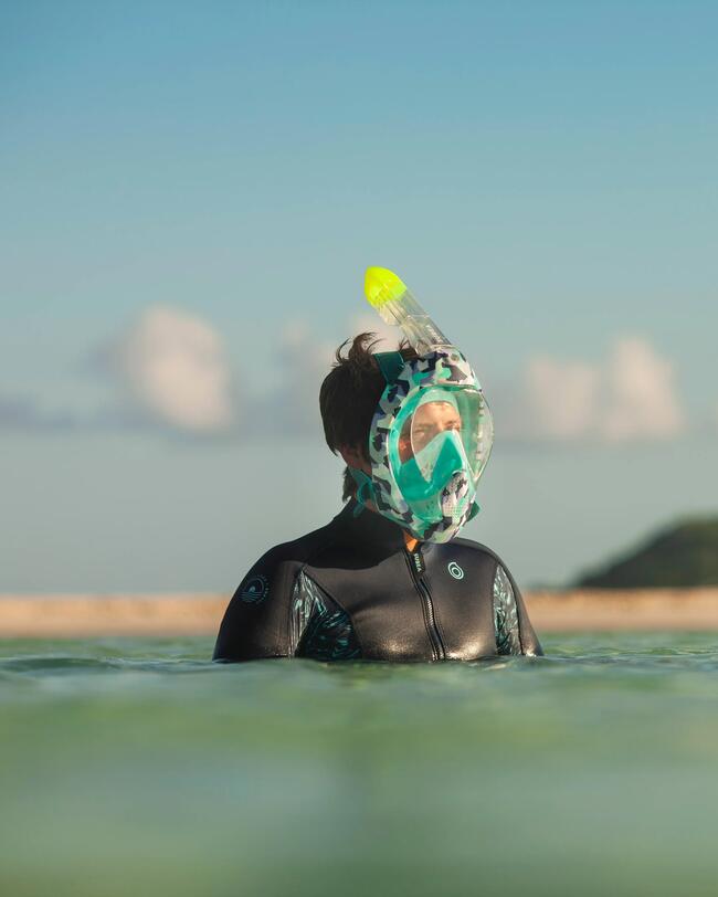 Mann steht im Wasser, Easybreath Schnorchelmaske, Neoprentop