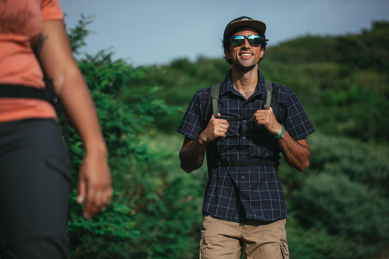 Camisa de Trekking Viagem - TRAVEL 100 Manga Curta Homem Quadrados Preto