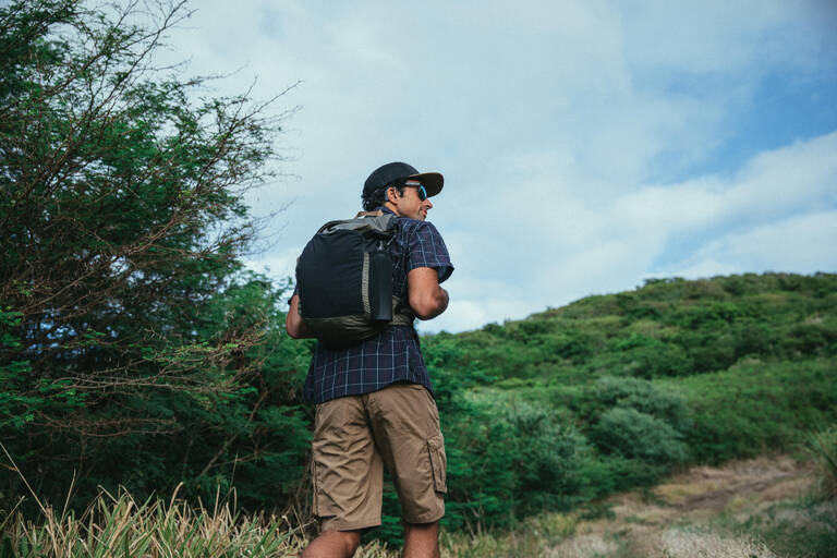 Kemeja Trekking Kotak-Kotak Lengan Pendek Pria TRAVEL 100