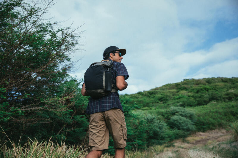 Camisa de Trekking Viagem - TRAVEL 100 Manga Curta Homem Quadrados Preto