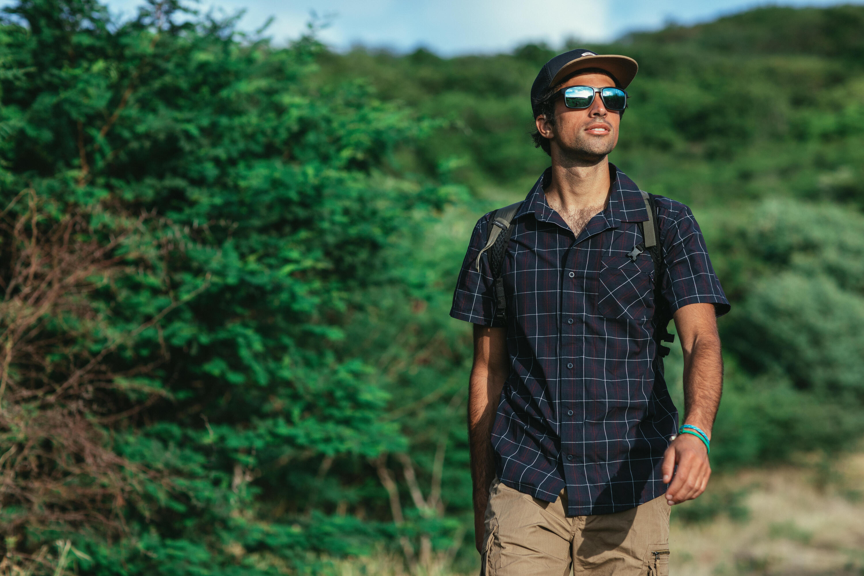 Camisa Trekking viaje TRAVEL 100 cuadros manga corta negro hombre 6/8