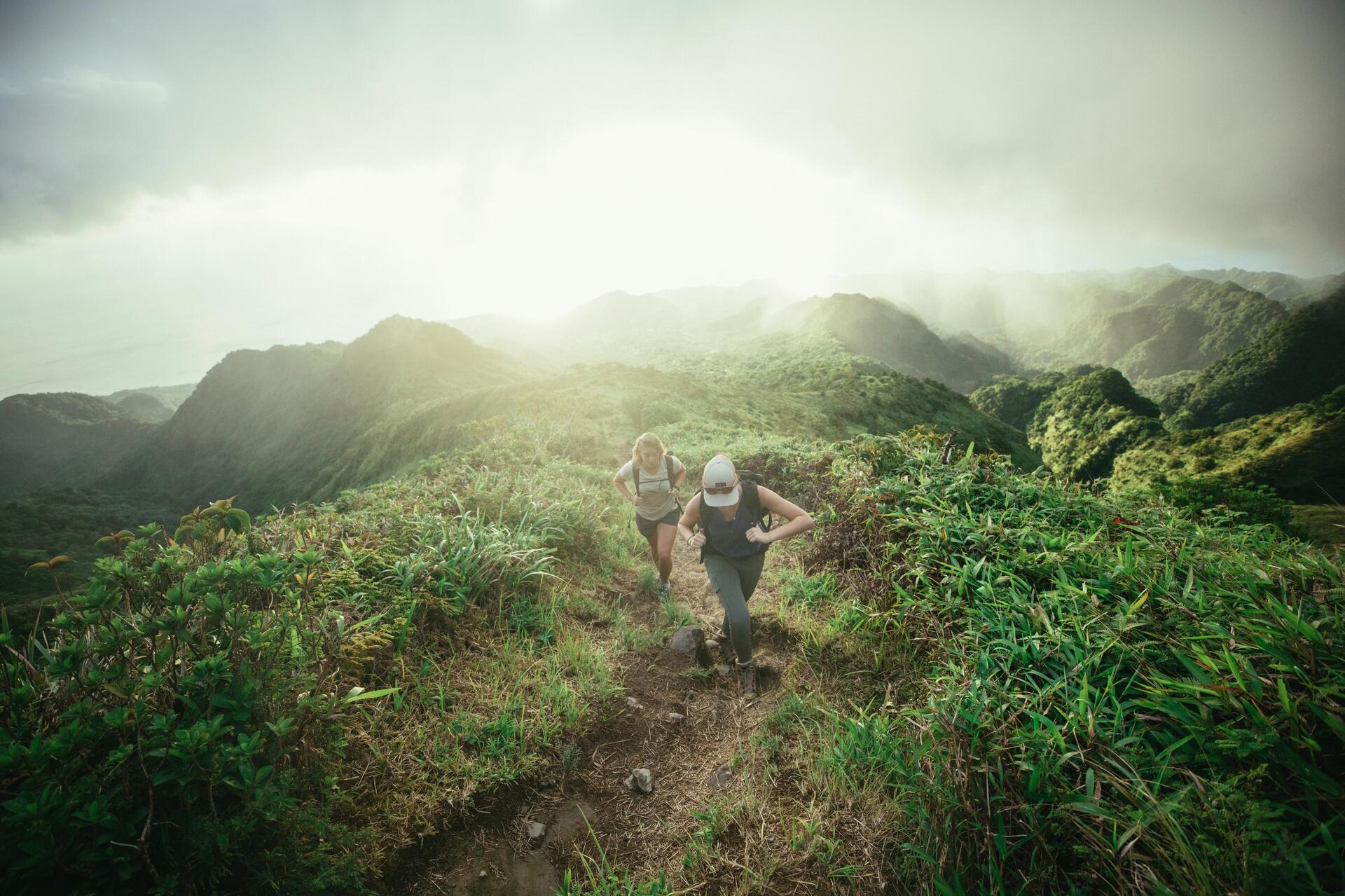 Dwie kobiety robiące trekking w górach