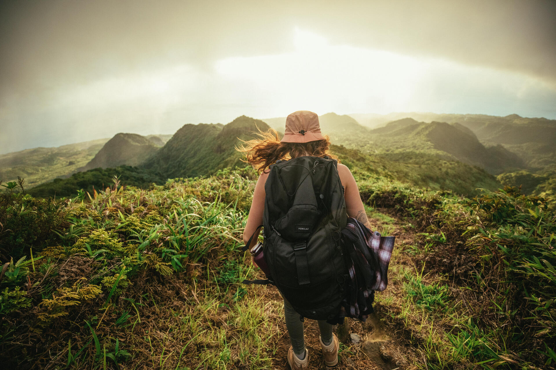 Kobieta idąca na trekking ubrana w bucket hat