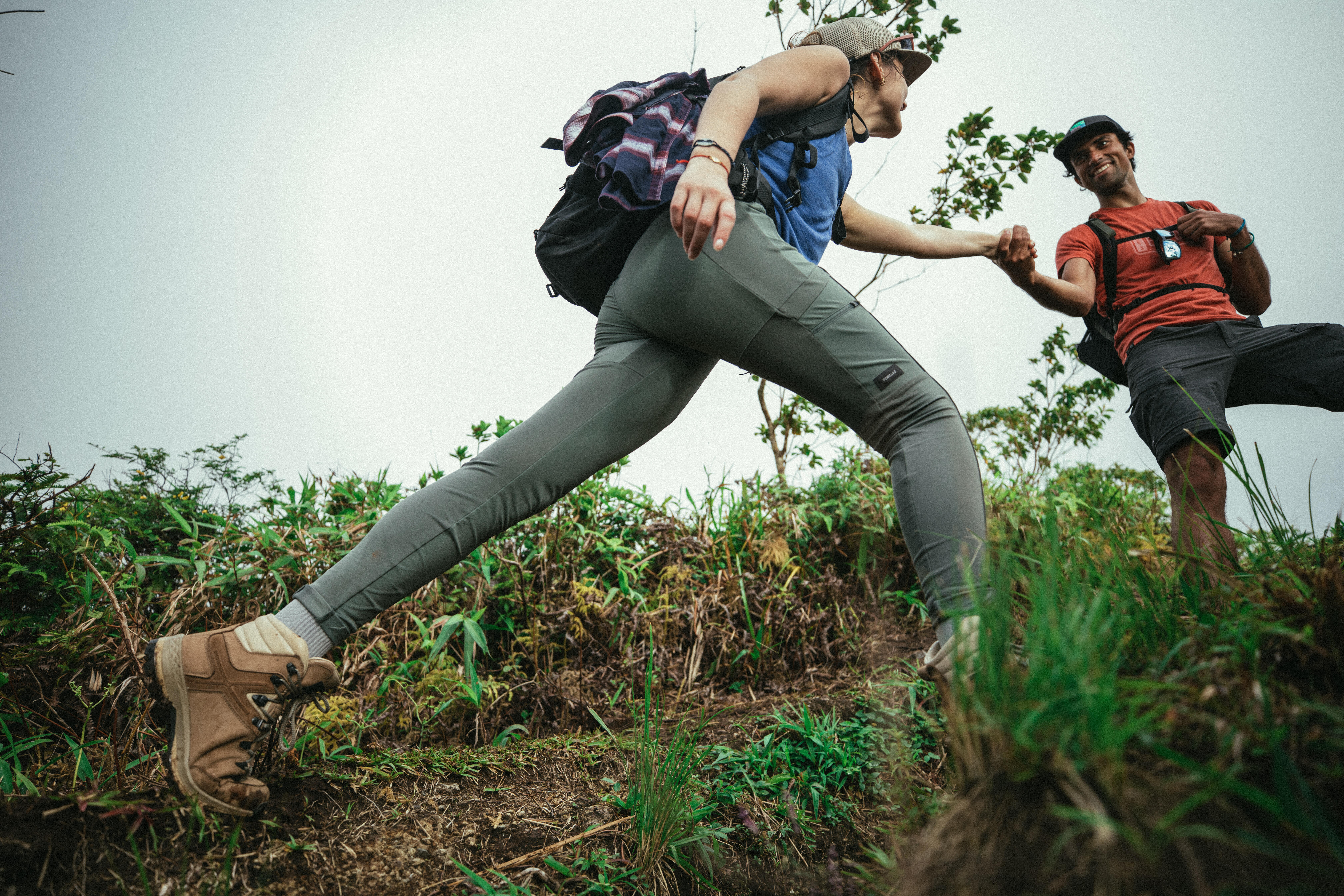 LEGGINGS RESISTENTI DA TREKKING E DA VIAGGIO - TRAVEL 500 - LIGHT KHAKI - DONNA