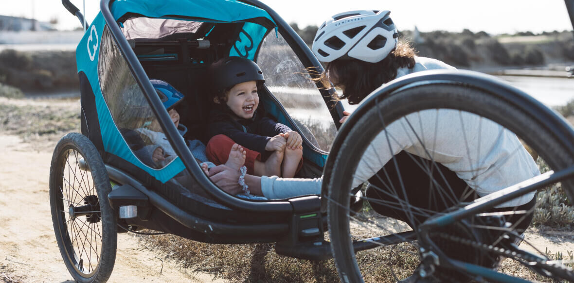 La remorque vélo enfant pour randonner en famille