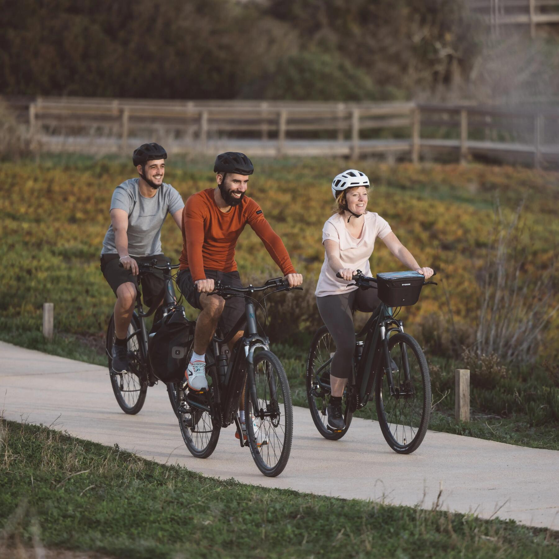 amigos yendo en bicicleta eléctrica