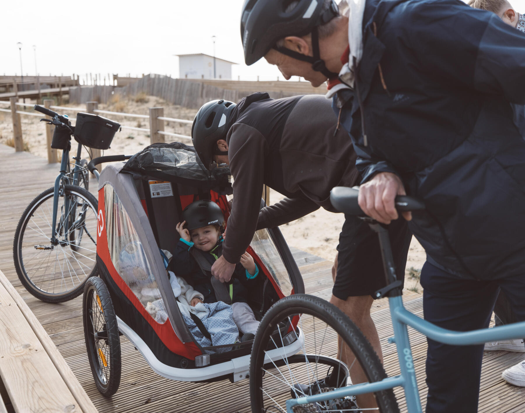 Faire du vélo avec bébé : les bonnes pratiques pour les casques et sièges