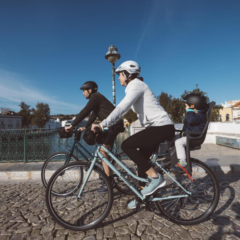 Randonner à vélo en famille grâce au siège enfant
