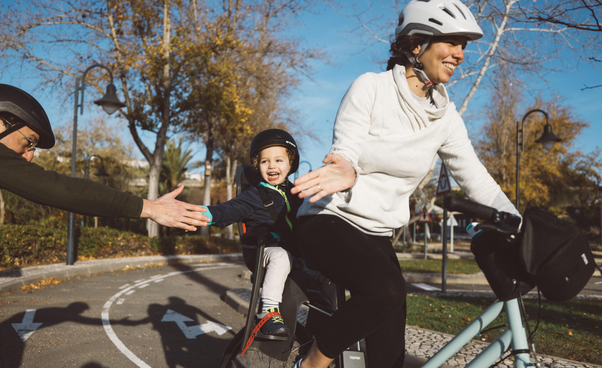 Randonner à vélo en famille grâce au siège enfant
