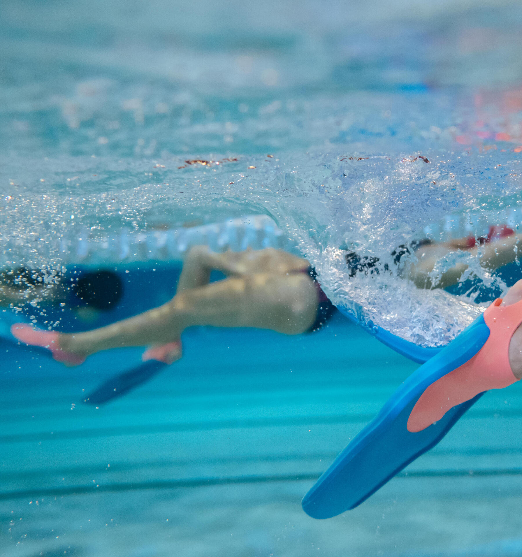 Les bienfaits de nager dans votre piscine avec des palmes