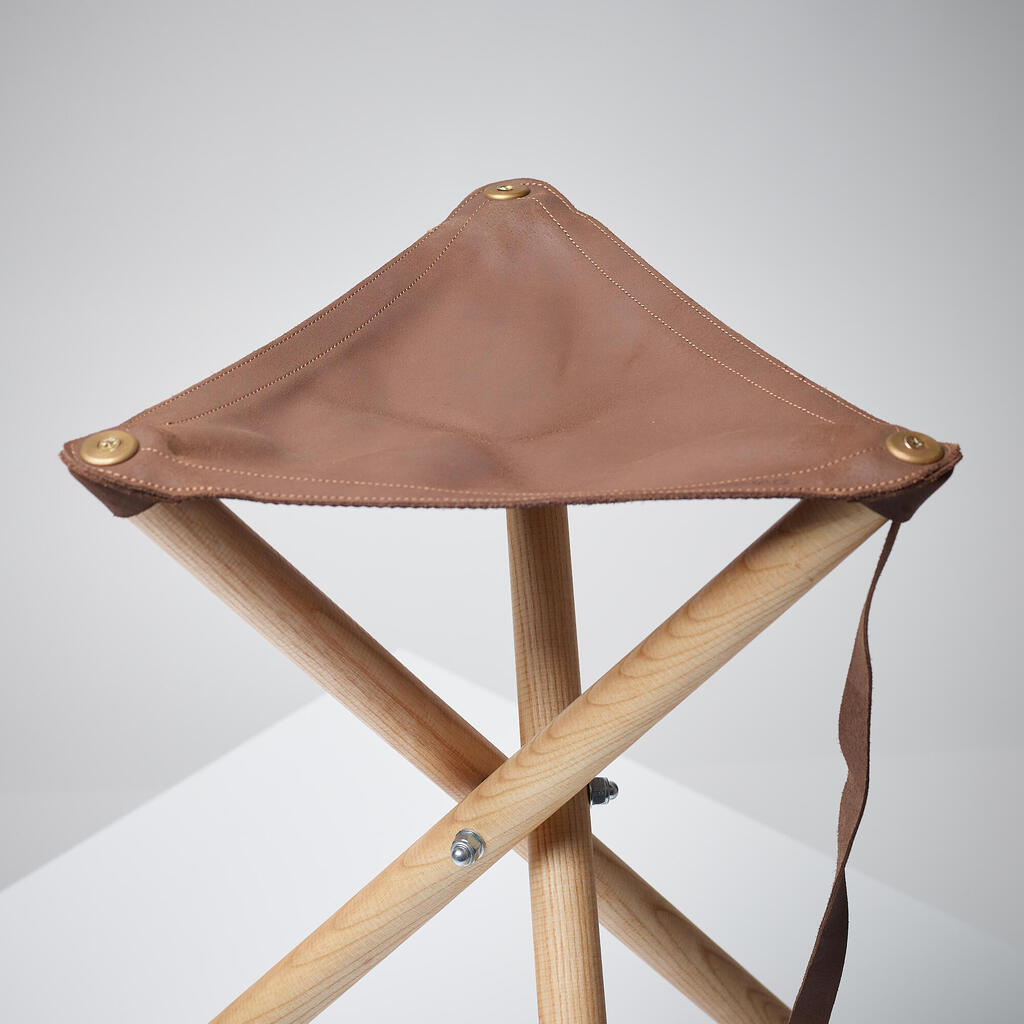 Aukšta medinė trikojė kėdė
