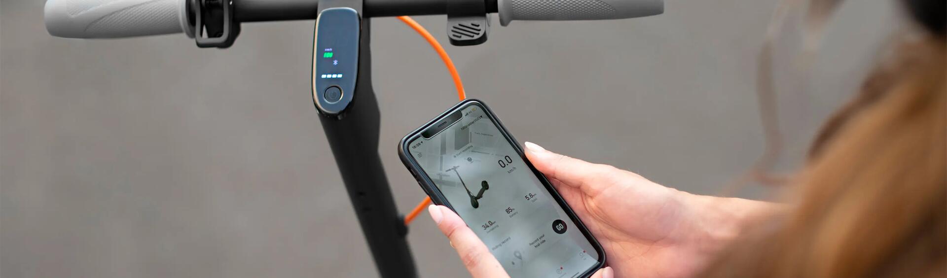 Smartphone a efetuar uma reinicialização de uma trotinete elétrica
