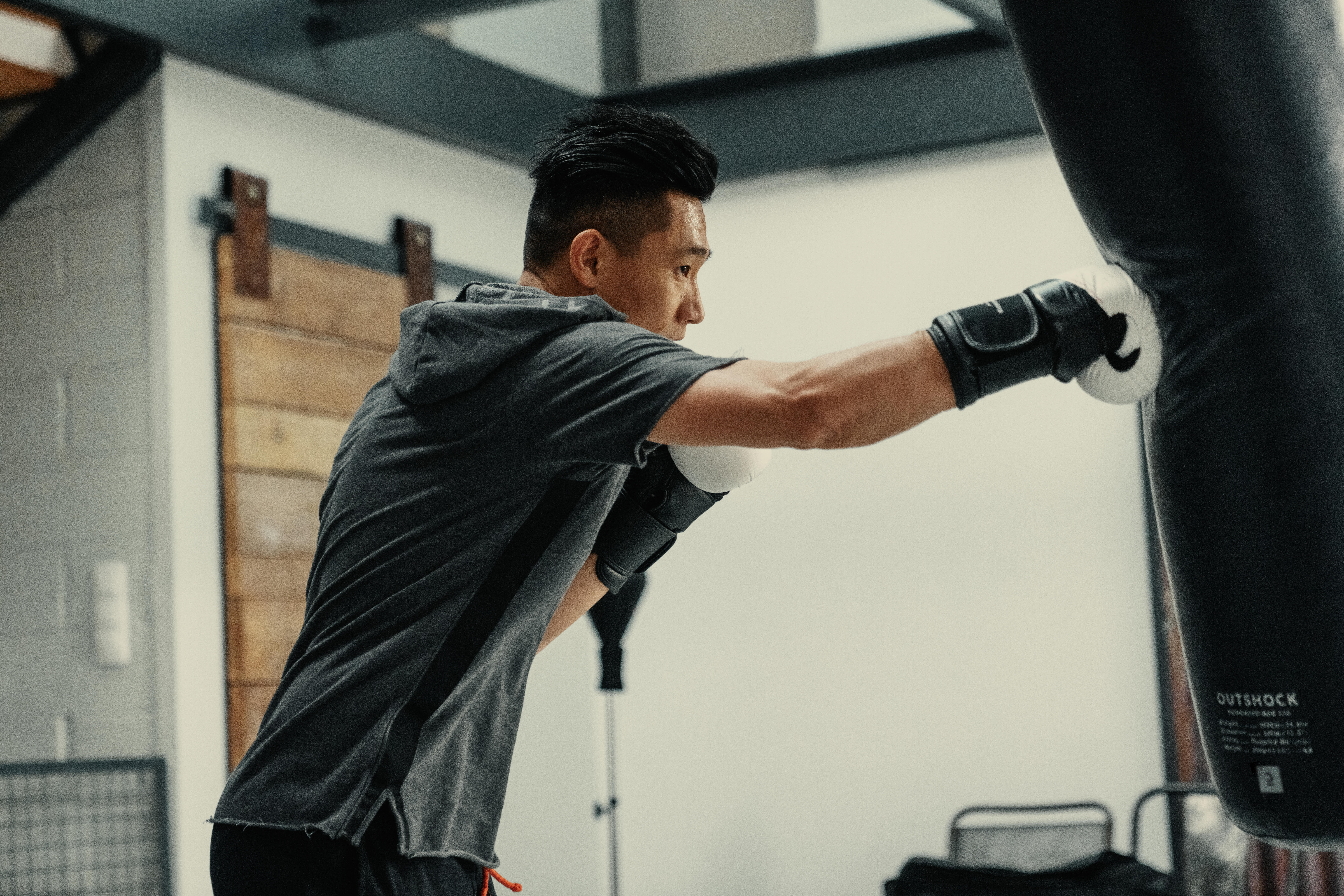 20 kg Punching/Kicking Bag with Straps - 120 - OUTSHOCK