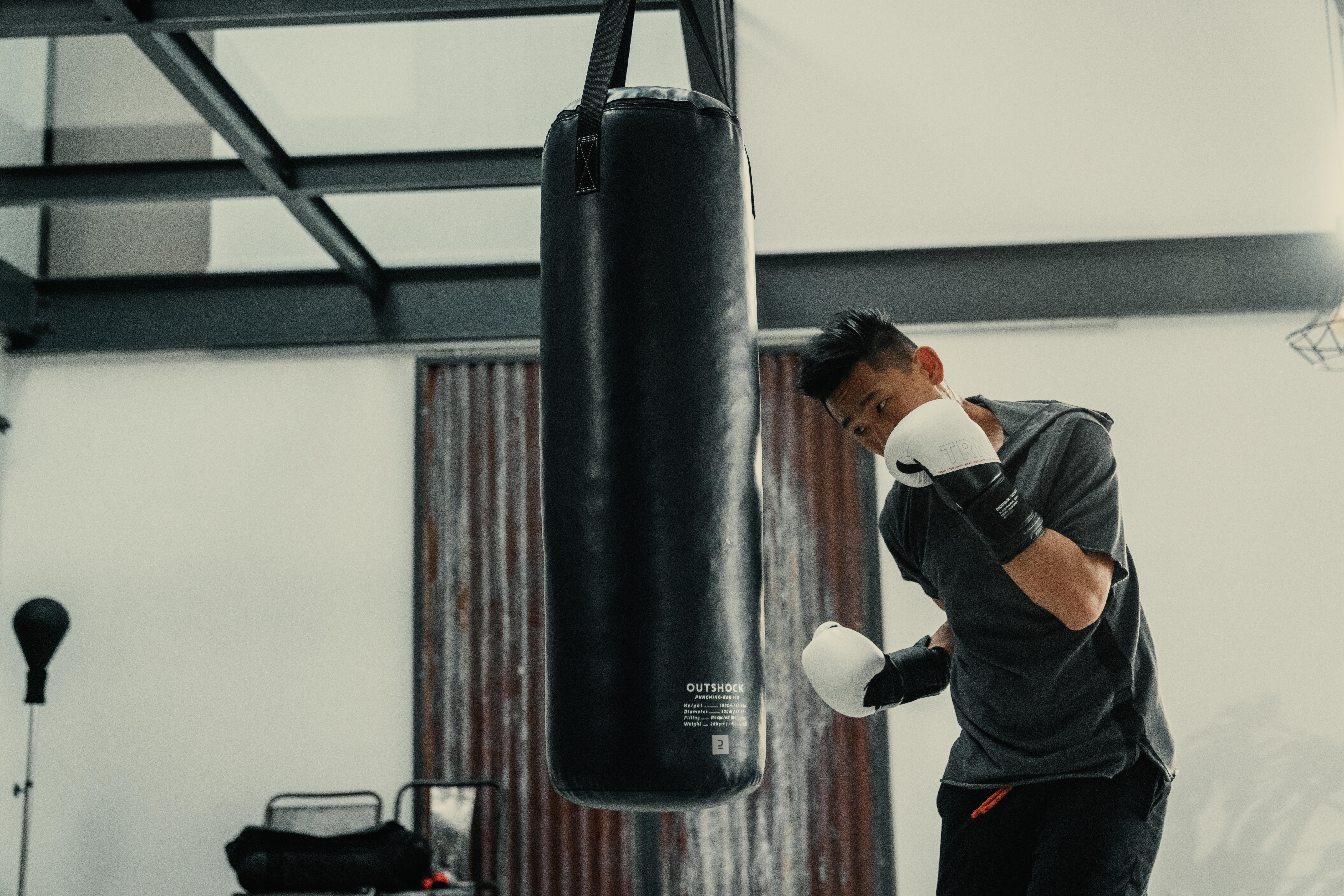 20 kg Punching/Kicking Bag with Straps - 120 - OUTSHOCK