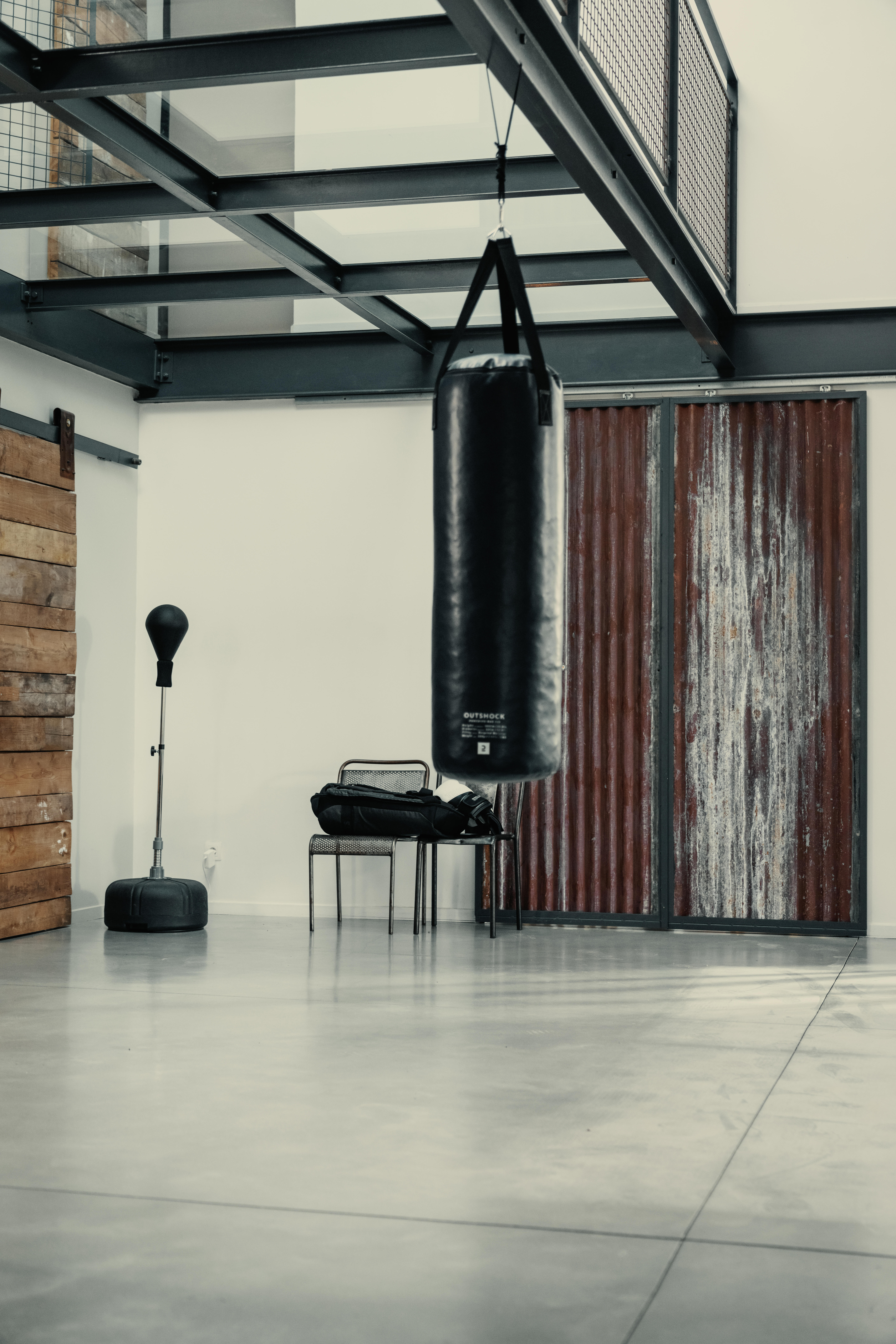 20 kg Punching/Kicking Bag with Straps - 120 - OUTSHOCK