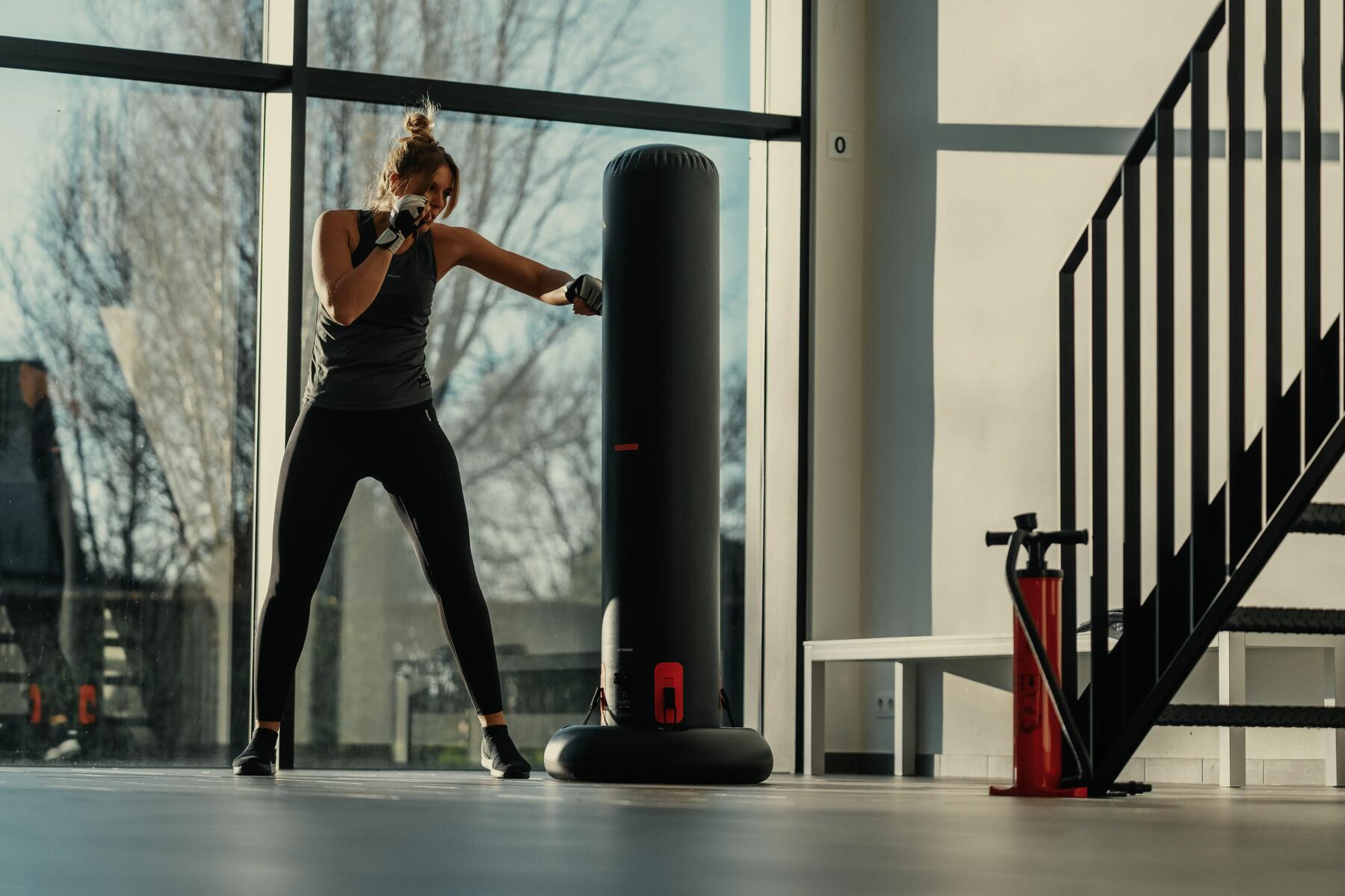mujer practicando con saco de boxeo