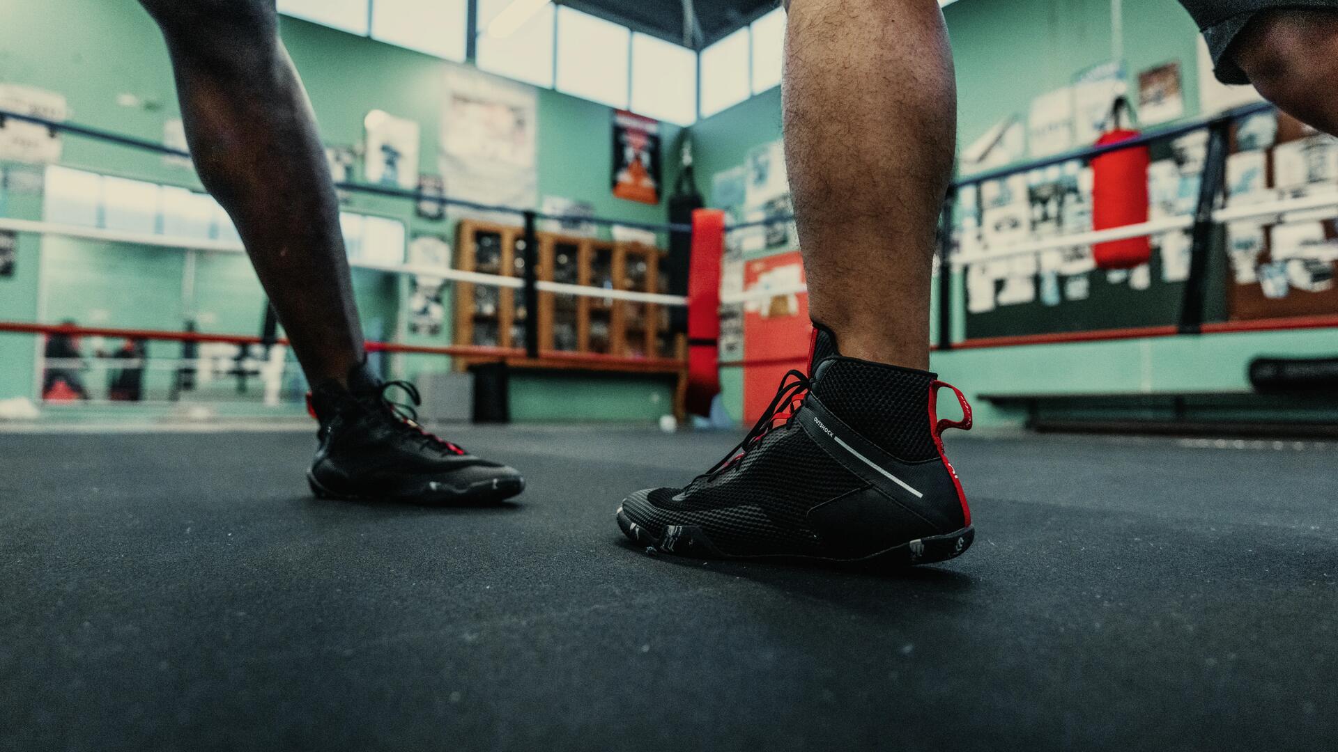mężczyźni w butach bokserskich trenujący  na ringu 