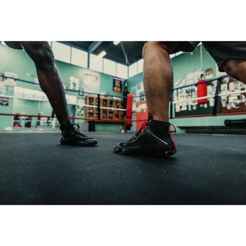 Chaussures de boxe anglaise 500 noires, légères et flexibles.