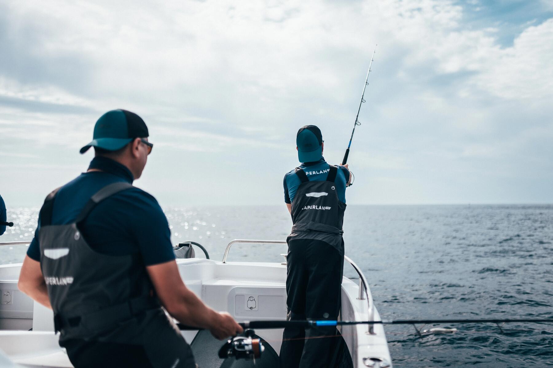 amigos pescando en el mar