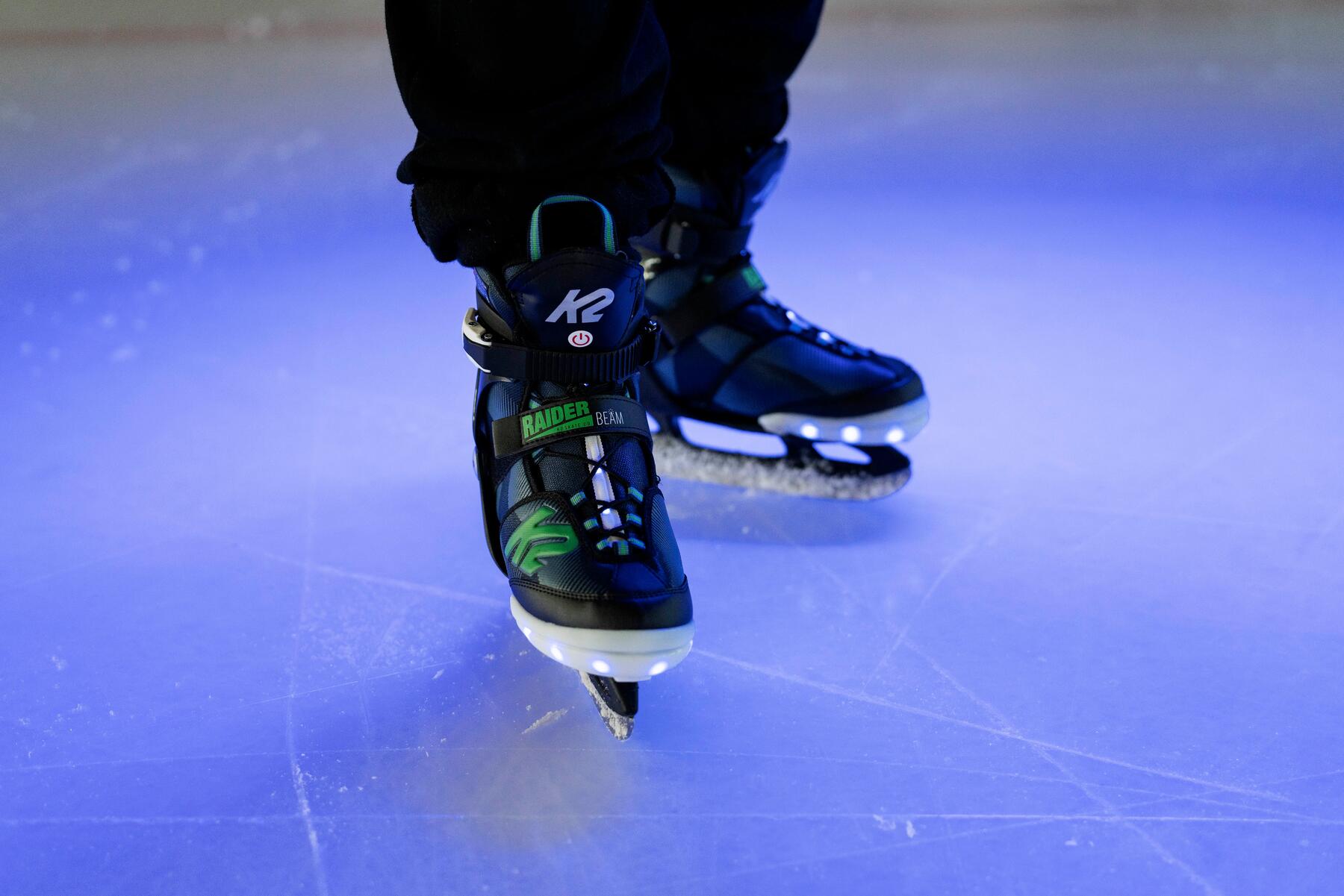 Des enfants qui patinent tout en s'amusant