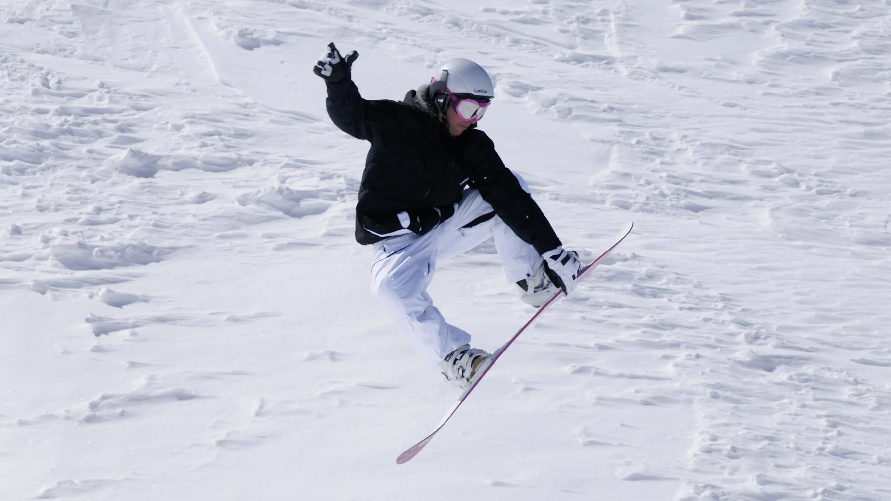 Man die een truc doet op zijn snowboard