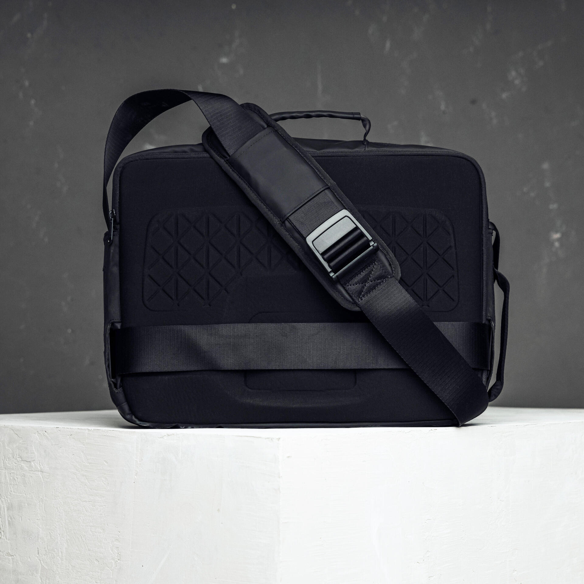 20L Urban Messenger Bag Black