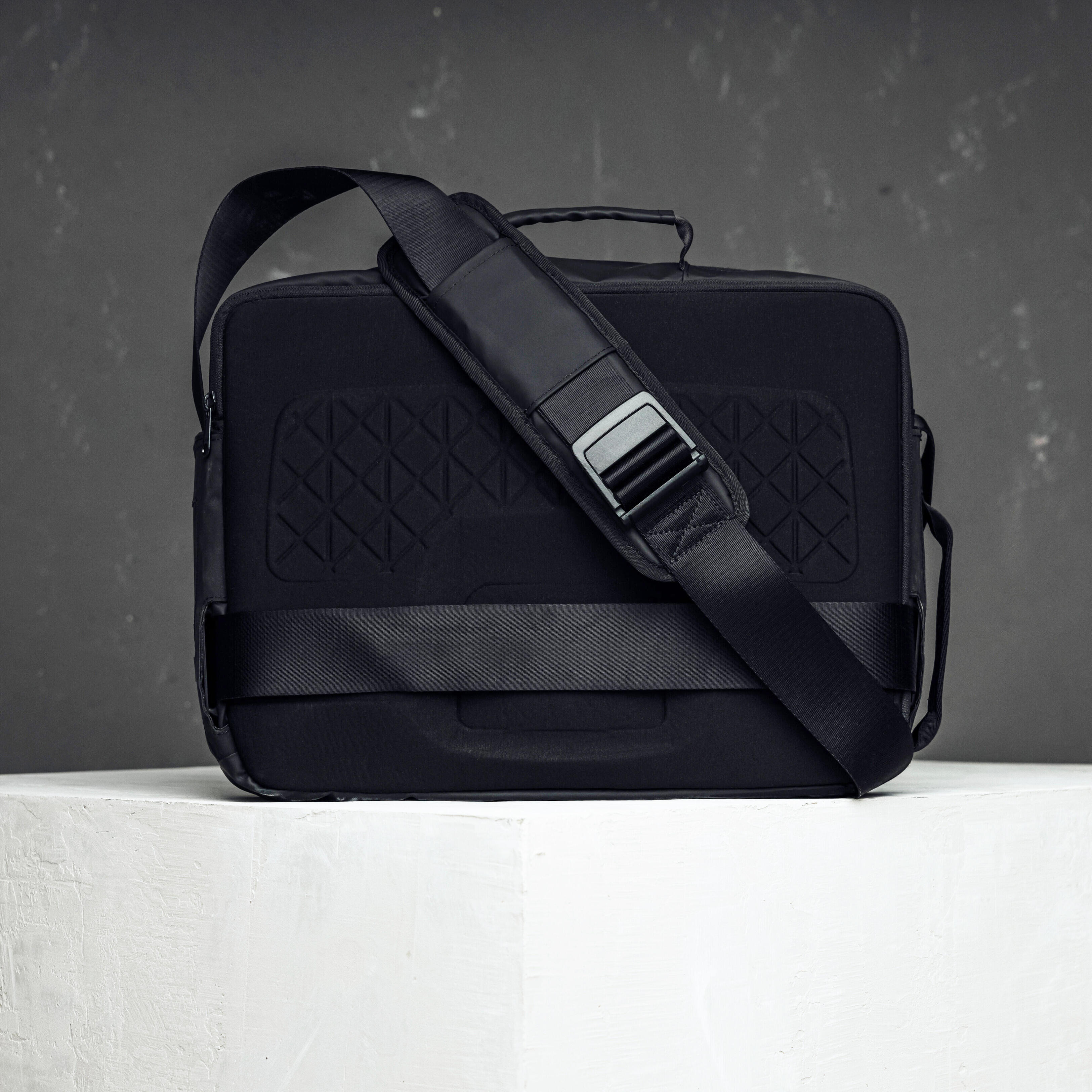20L Urban Messenger Bag Black
