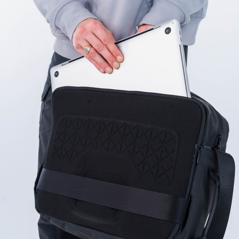 BESACE SAC A DOS MARCHE URBAINE ACTIV MBLTY BACKENGER 20L NOIR pour les clubs et collectivites Decathlon Pro
