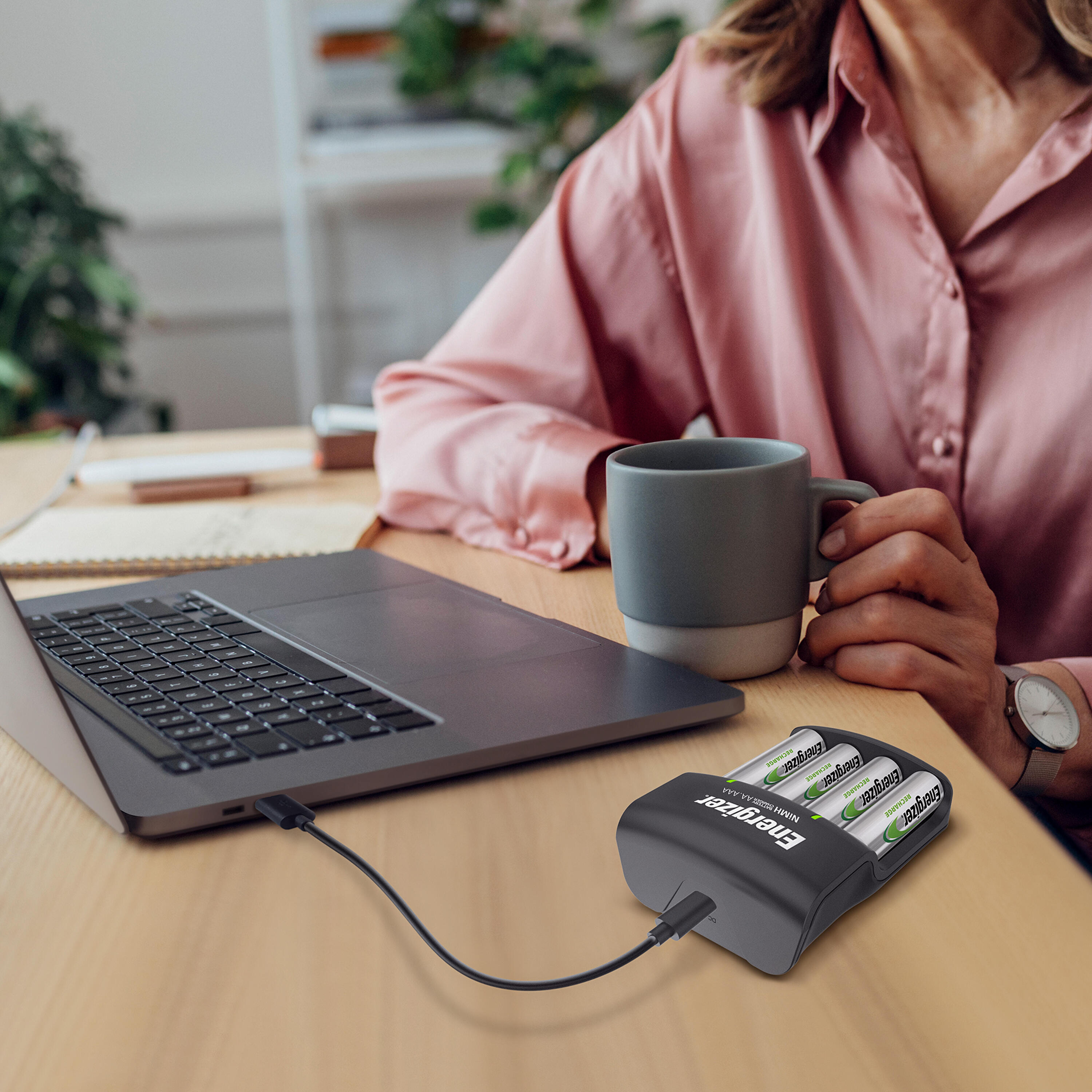 CARGADOR DE PILAS ENERGIZER NiMH USB 4 AA/AAA + 4 ACUM AA/HR06 5/6