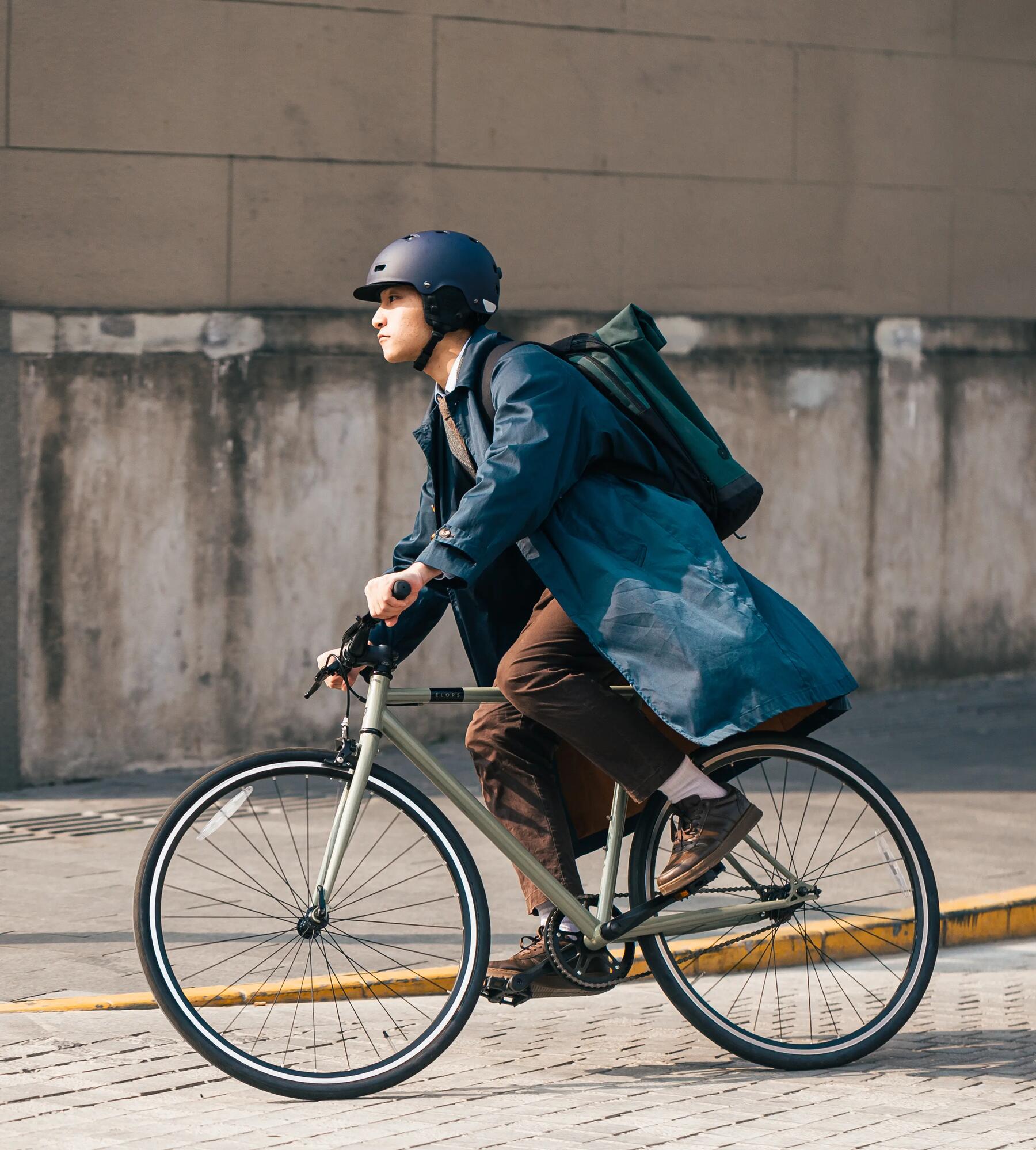 Mann fährt auf ELOPS City Speed Bike durch die Stadt