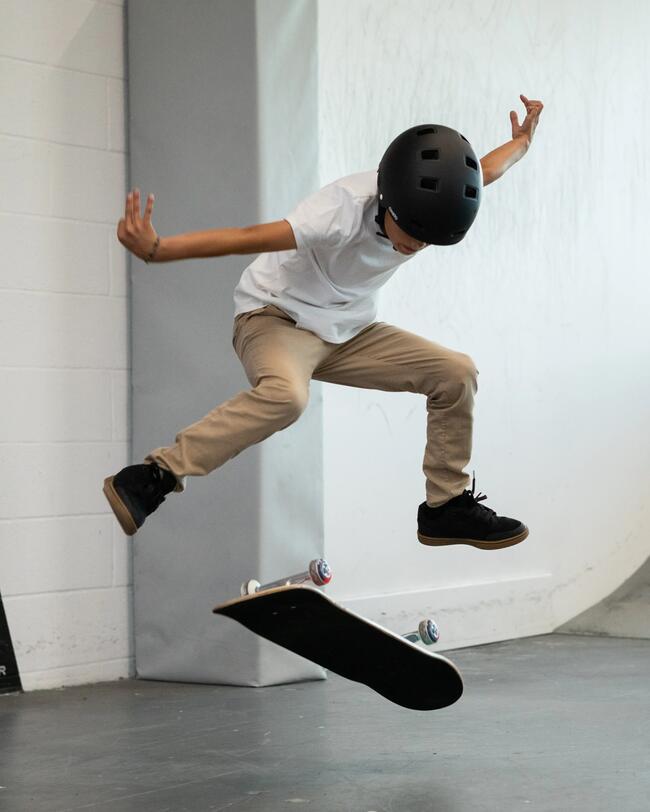 Niño haciendo trucos con un skate