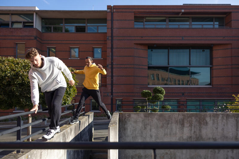 Sweat à capuche sport et Parkour homme gris clair