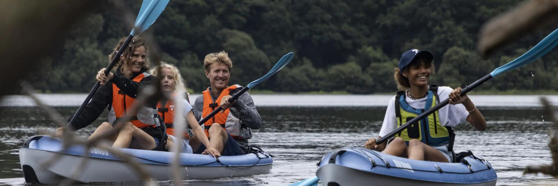 Znajomi pływający na kajakach na Mazurach