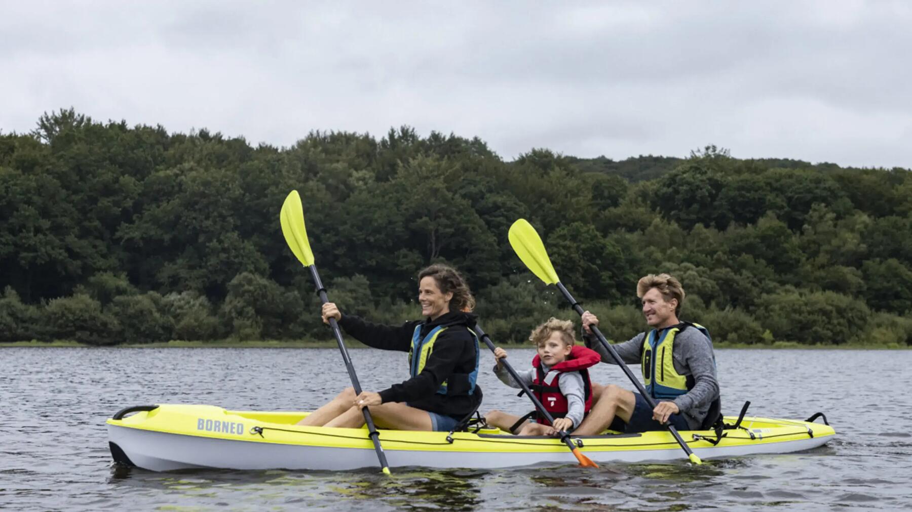 Eine Familie fährt Kajak bei bewölktem Wetter