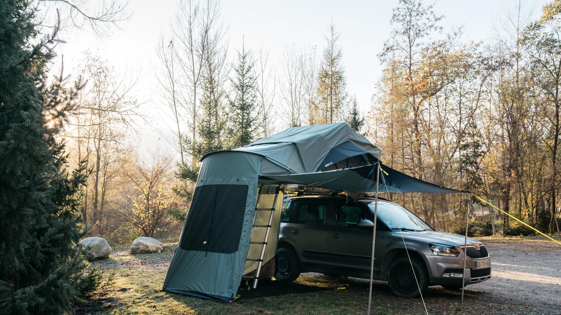 homme qui regarde une carte routière près de sa fourgonnette de camping