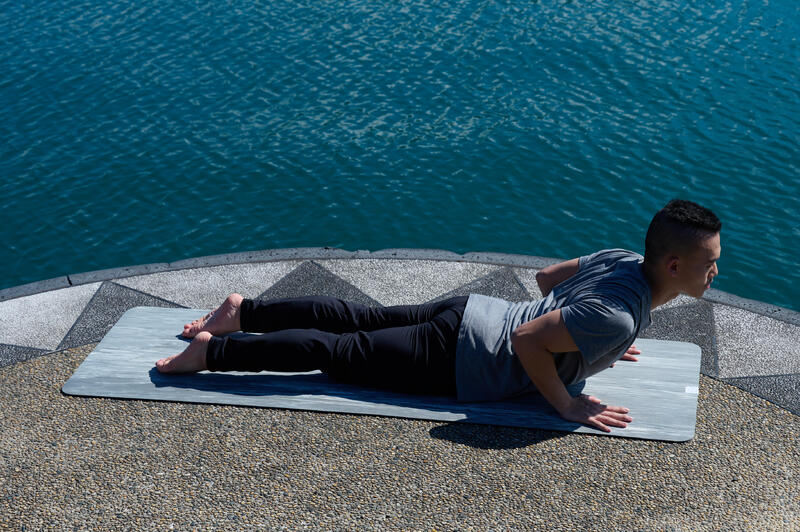 Pozycja kobry (Bhujangasana) – jak prawidłową ją wykonywać?