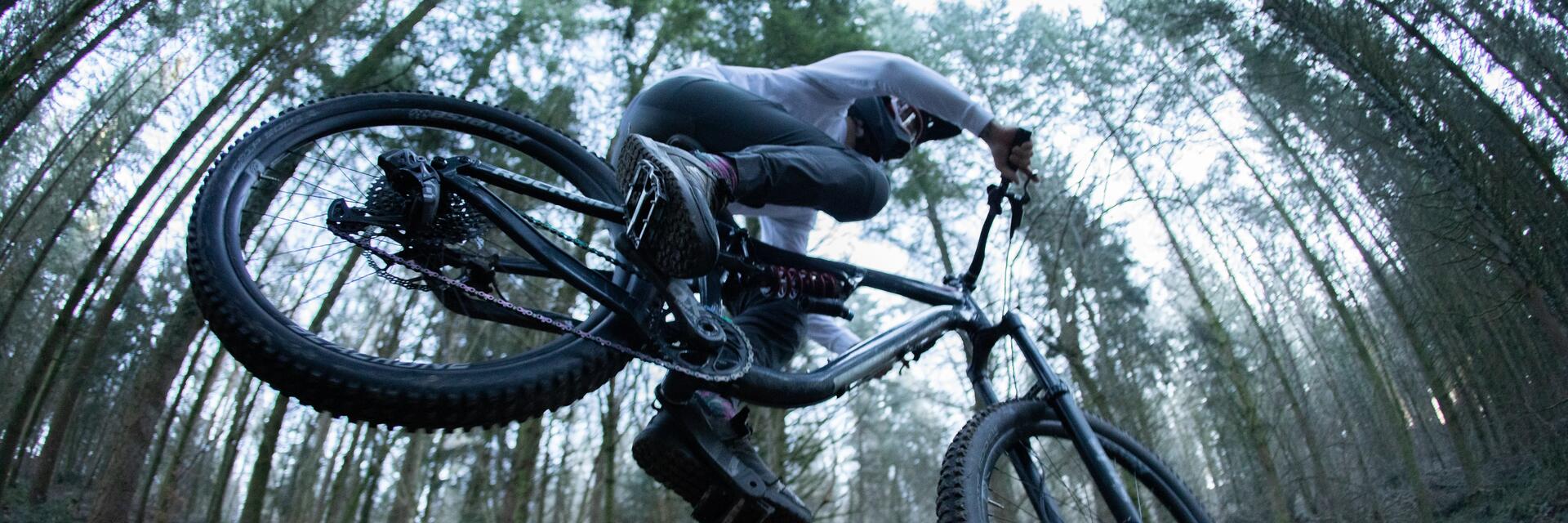 Gonfler ses pneus VTT : quelle pression choisir ?