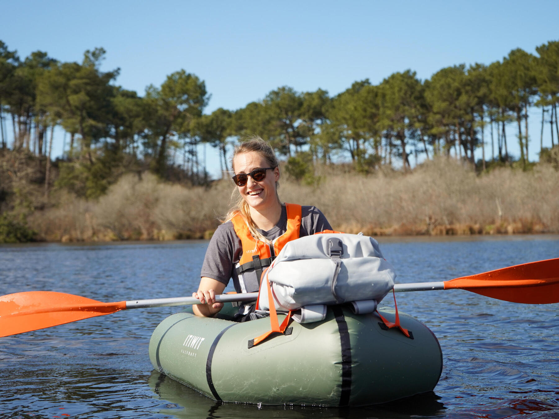 packraft mulher pagaia lago natureza