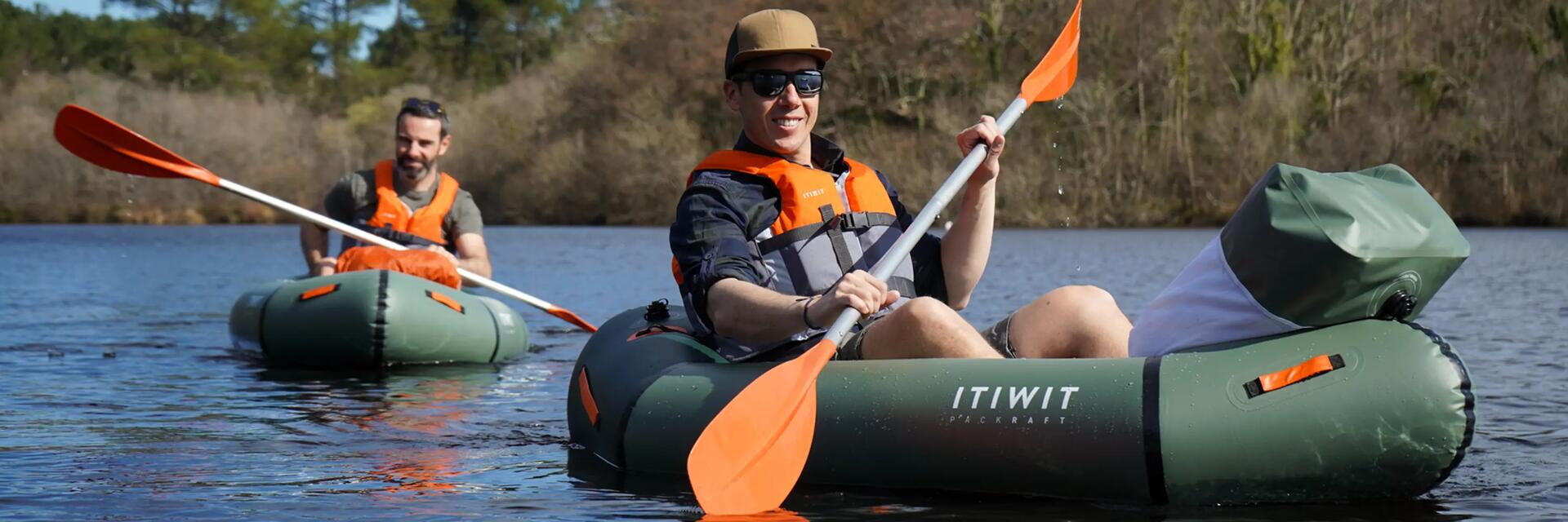 Zwei Jungs beim Packrafting