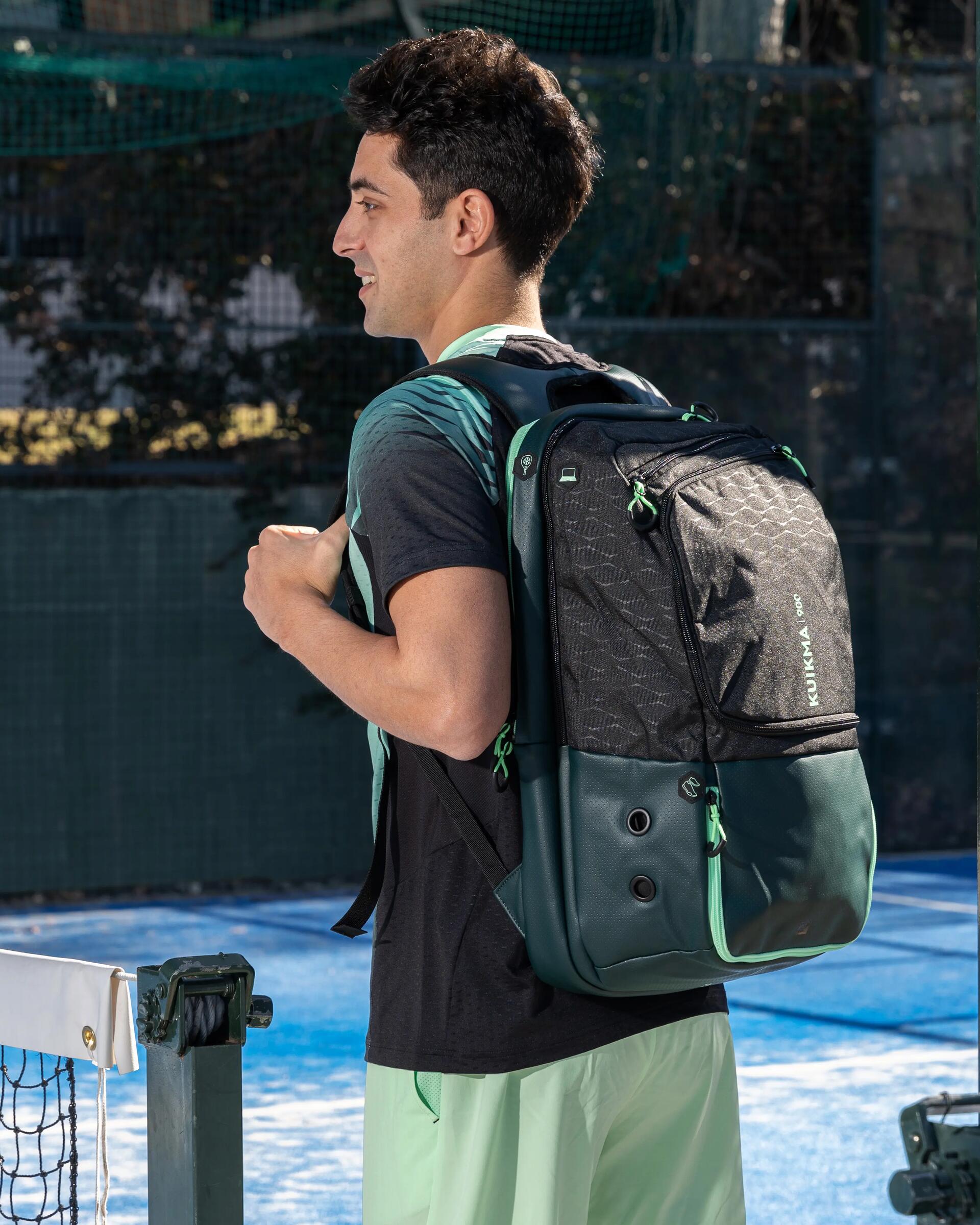 la comodidad de una mochila en el padel