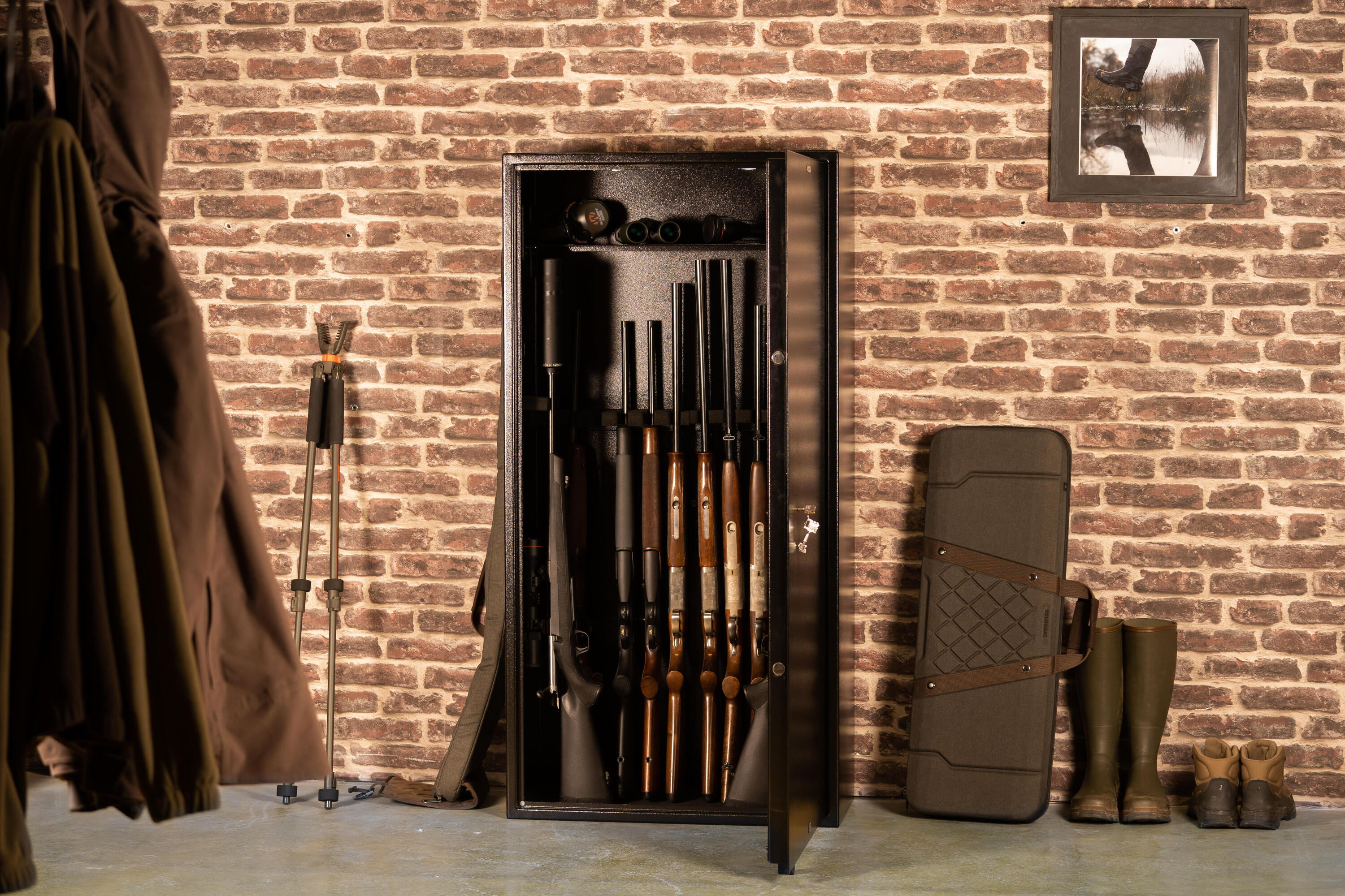 une armoires à fusil avec des fusils de chasse