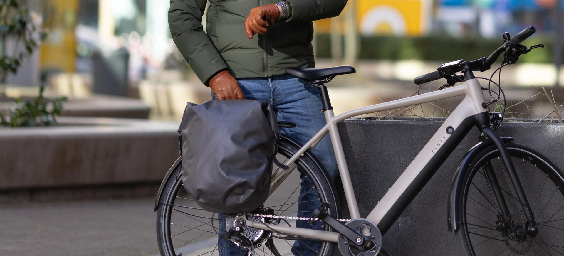 homme vélo de ville