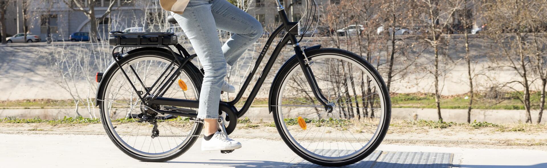 Mulher a andar de bicicleta elétrica na cidade