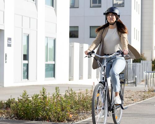 jeunes filles vélo ville 