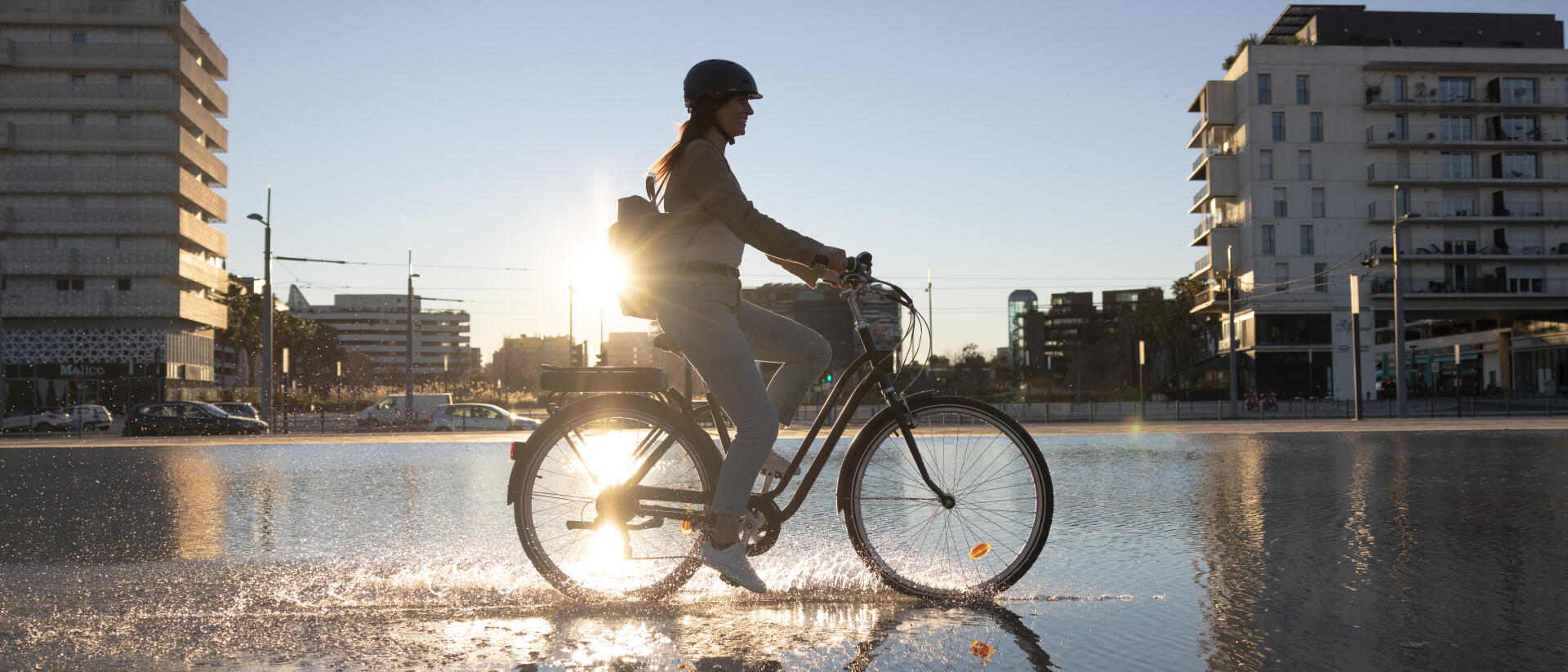 senhora a pedalar na cidade