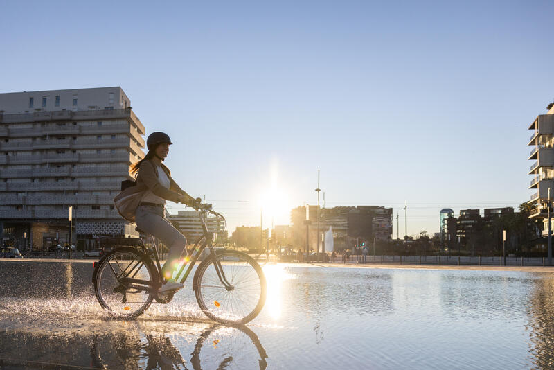 Ragazza pedala su una bici elettrica in città.